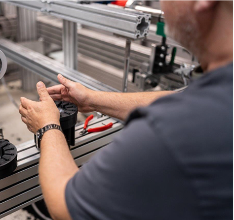 Abbildung - PRODUKTIONSMITARBEITER - Karriere - NK Kunststofftechnik