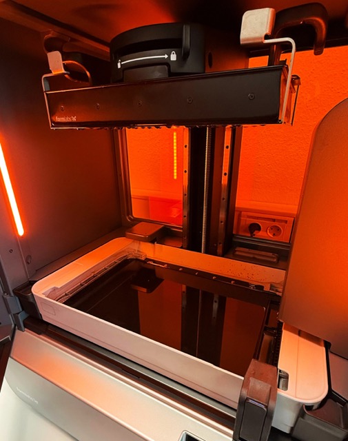 Abbildung - Mittel 3 D Drucker - ERWEITERUNG UNSERES 3D-DRUCKPARKS - NK Kunststofftechnik